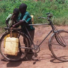 uganda kinderen met fiets
